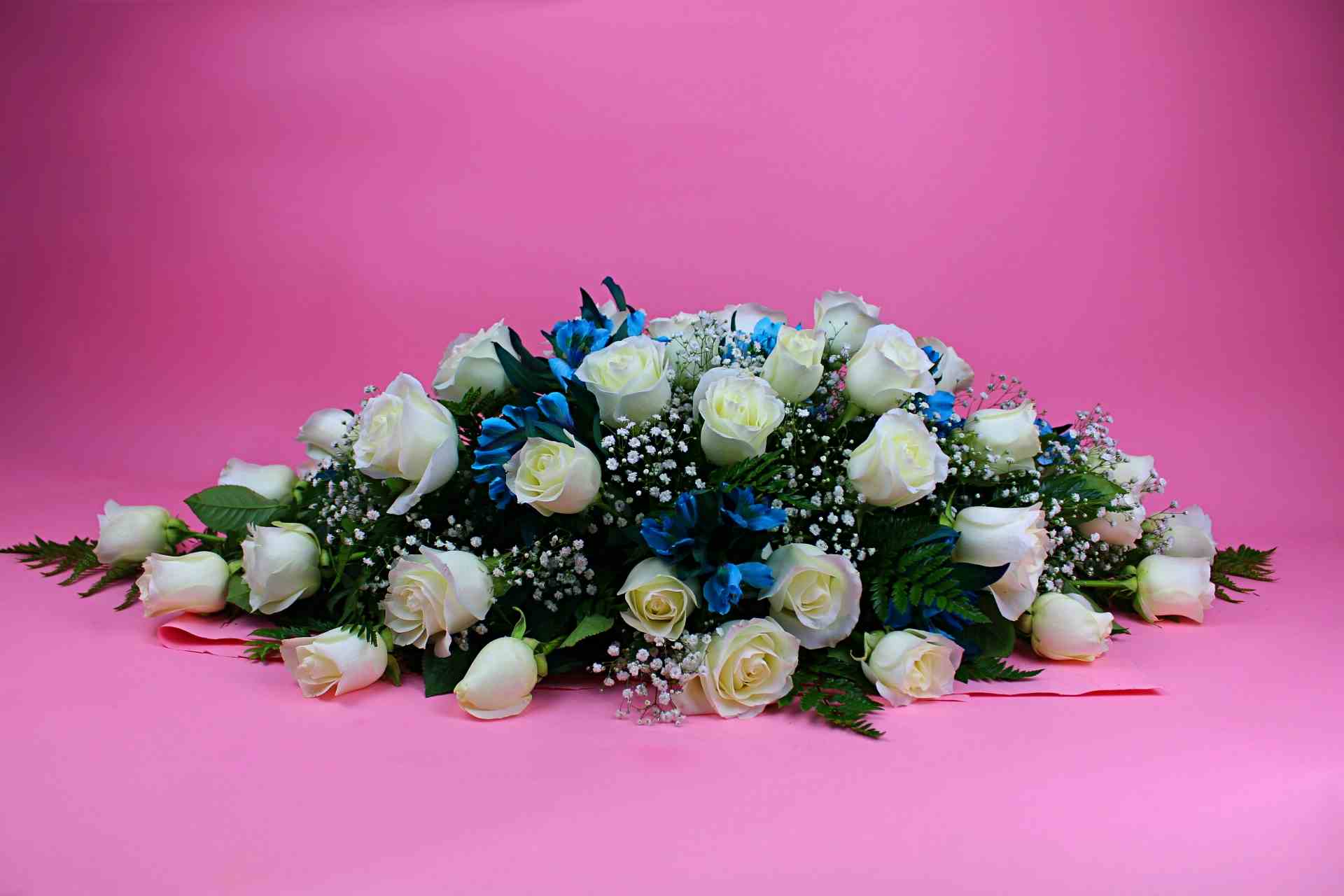 Adorno floral de rosas blancas