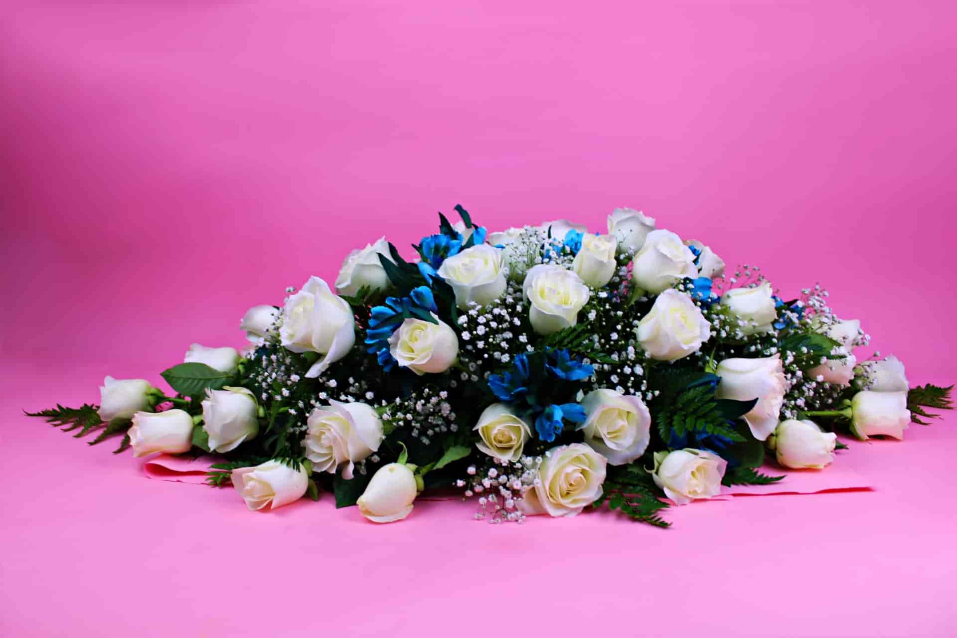 Adorno floral de rosas blancas