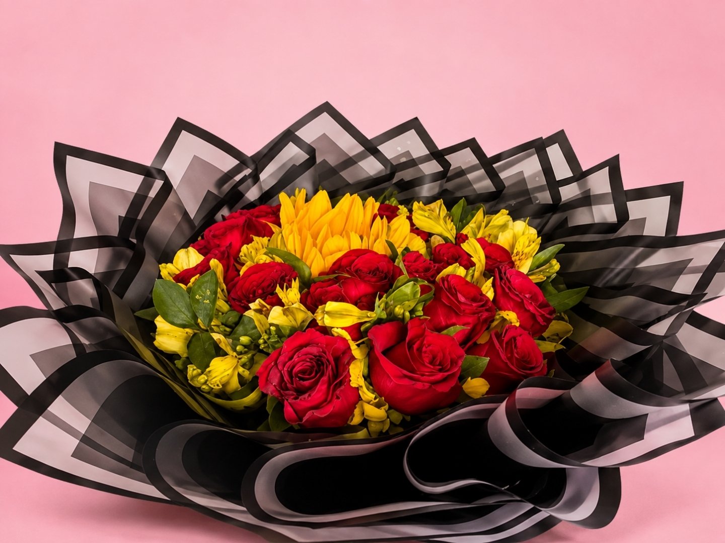Ramo con Girasol Central y 24 Rosas
