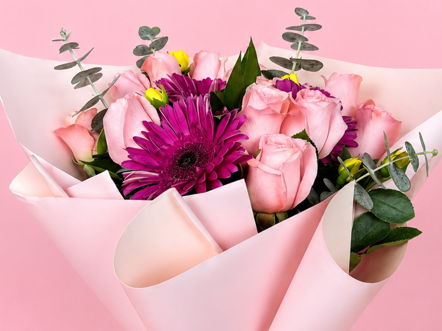 Ramo de 12 Rosas con Gerbera y mini rosa