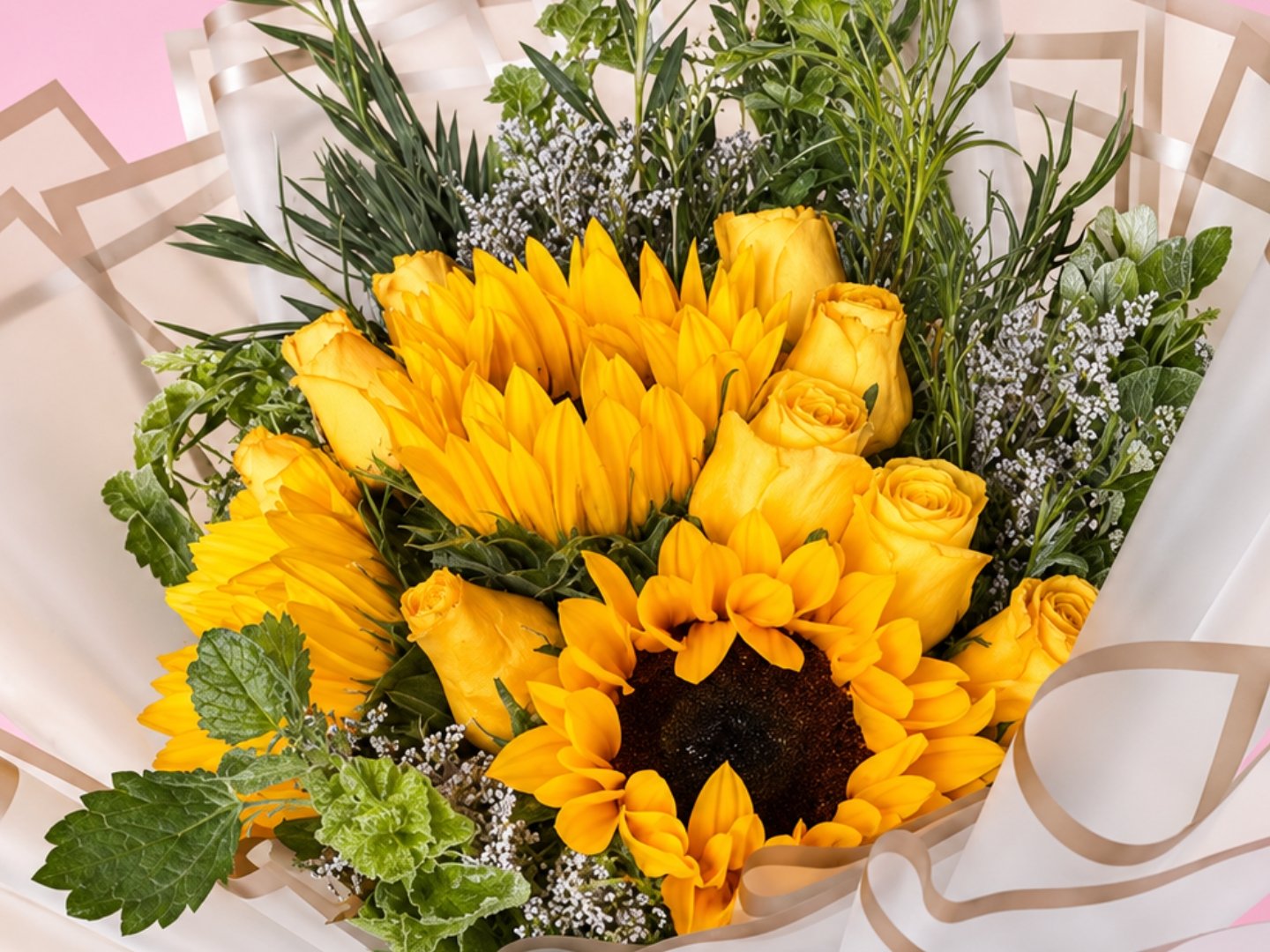 Ramo de 12 Rosas con 3 Girasoles