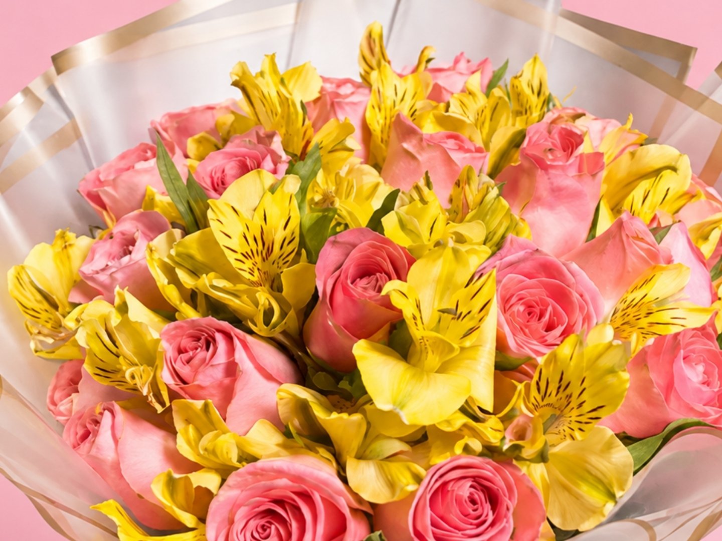 Ramo de 24 Rosas Rosas con alstromelia amarilla