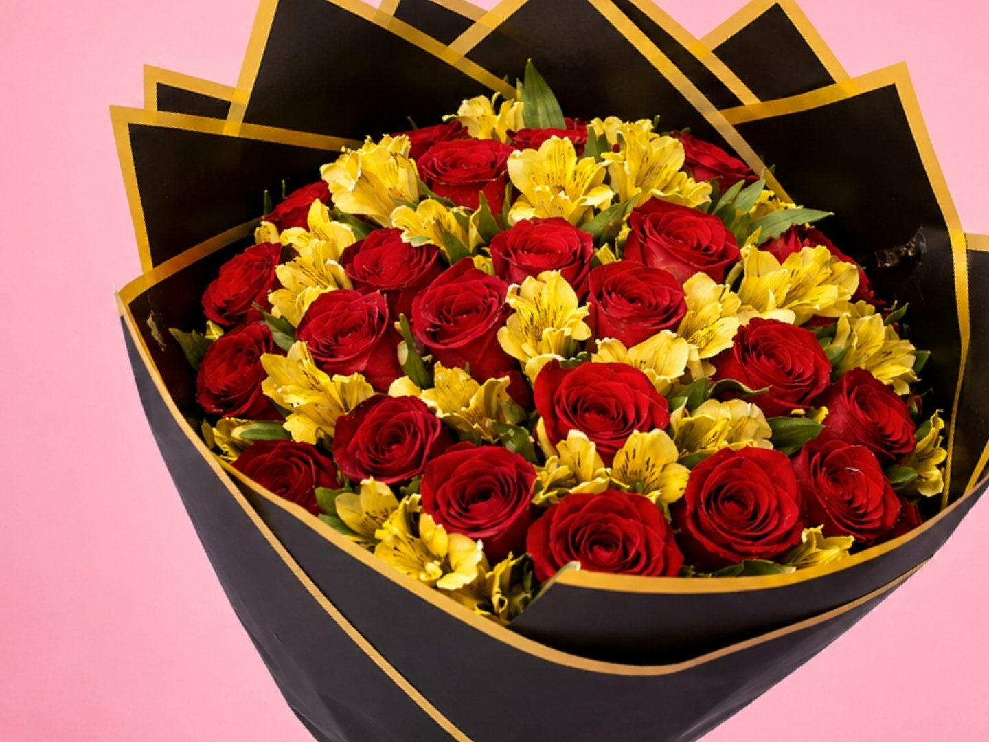 Ramo de 24 Rosas Rojas con Alstromelia Amarilla