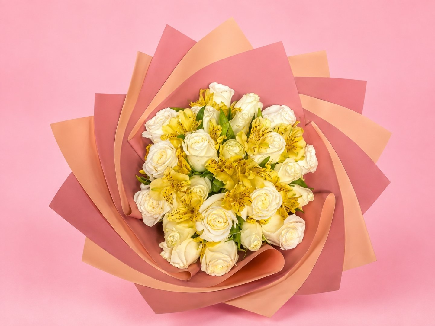 Ramo de 24 Rosas Blancas con Alstromelia Amarilla