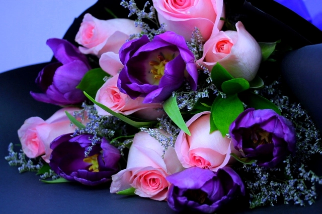 Ramo con 5 Tulipanes Morados.