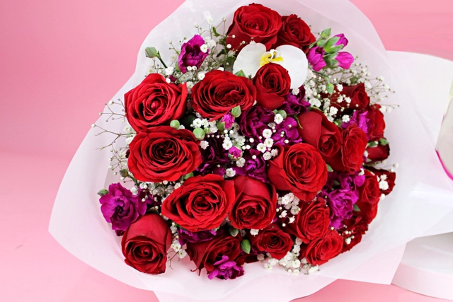 Bouquet 24 Rosas con Follaje, Peluche Panda y Globo Corazón