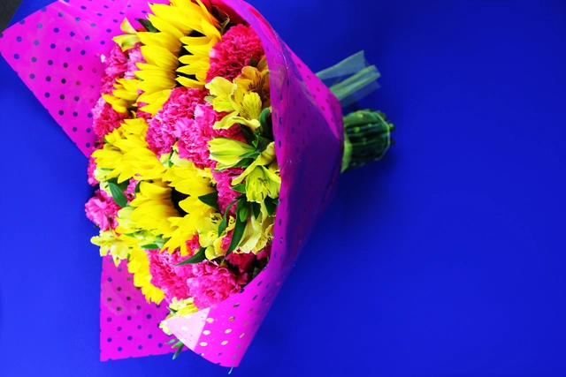 Ramo de 4 Girasoles y 25 Claveles