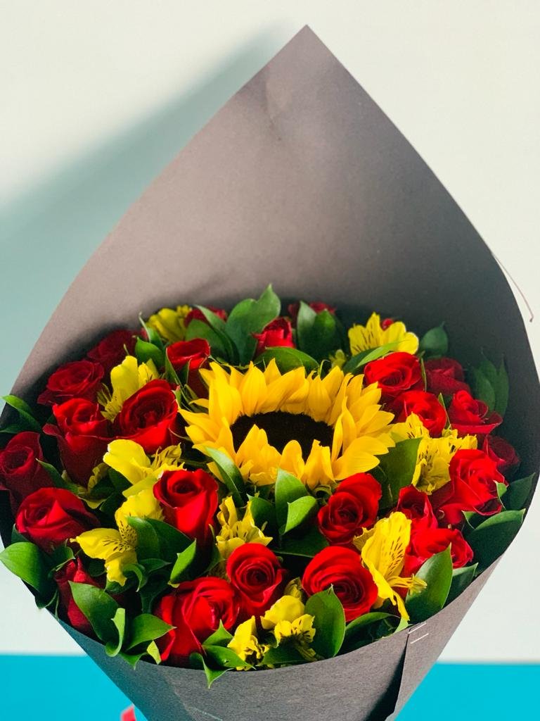 Ramo con Girasol Central y 24 Rosas