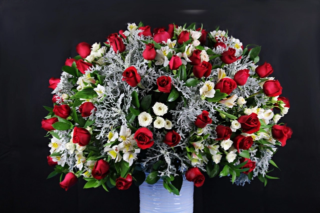 100 Rosas en Jarrón de Cerámica