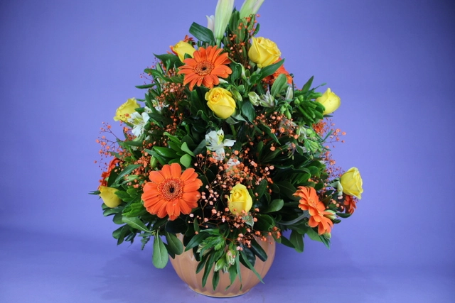 Arreglo Floral en Base de Cerámica Amarillo