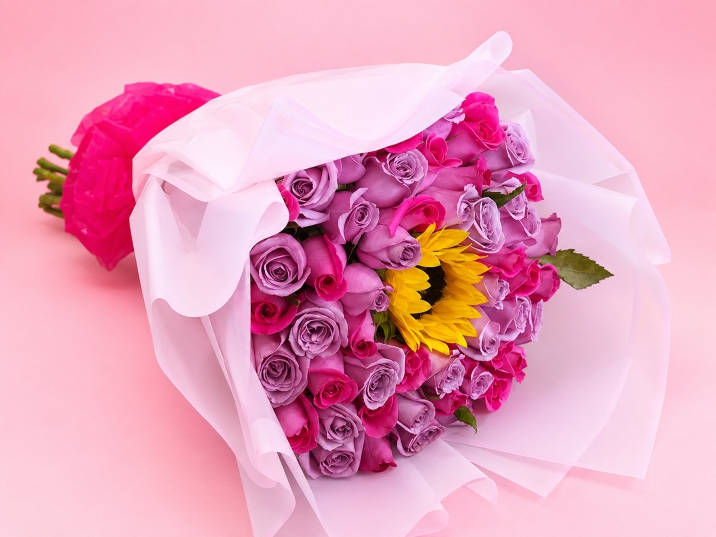 Bouquet de 50 Rosas Combinadas y 1 Girasol.