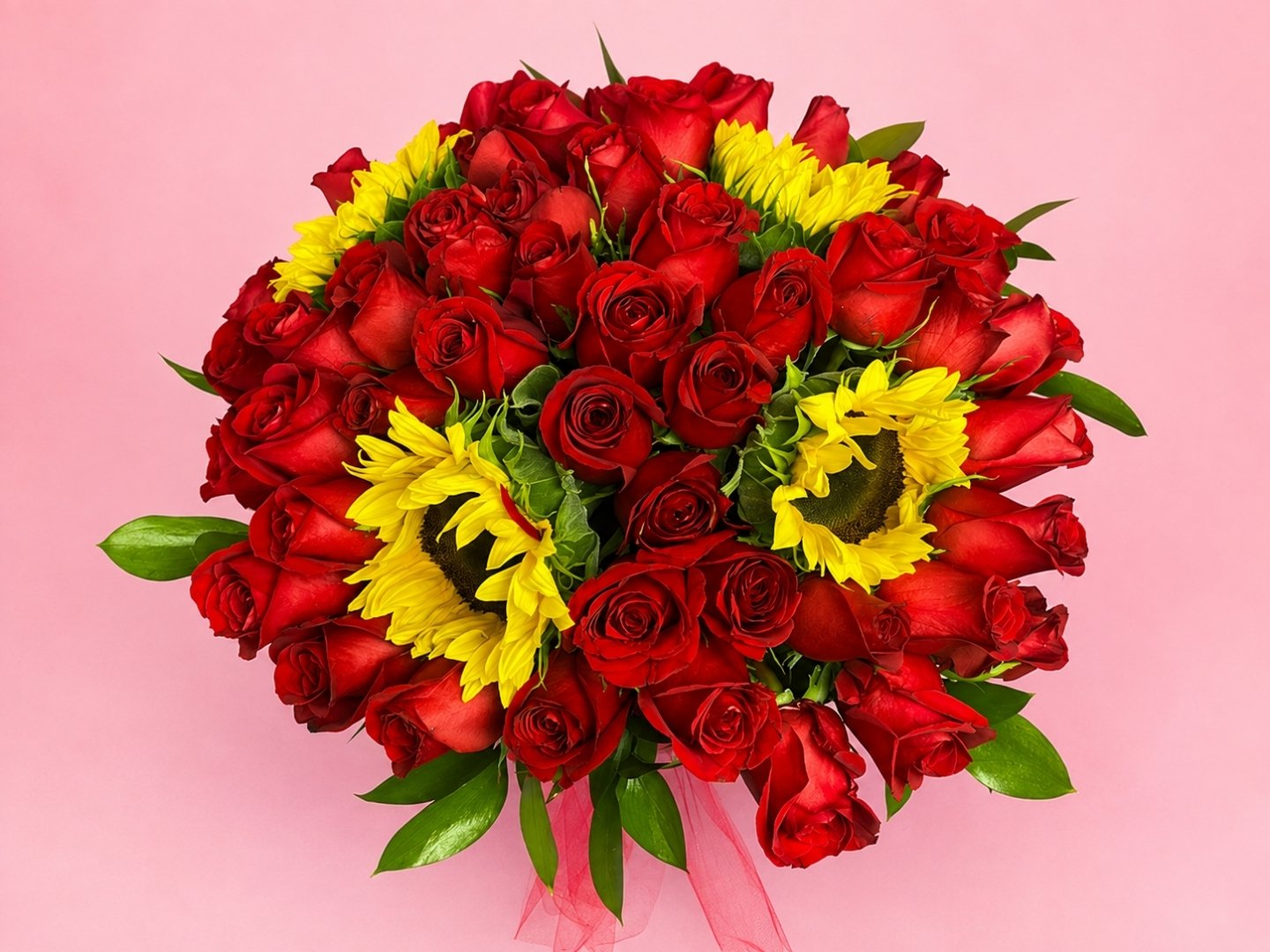 Jarrón con 50 Rosas Rojas y 4 Girasoles