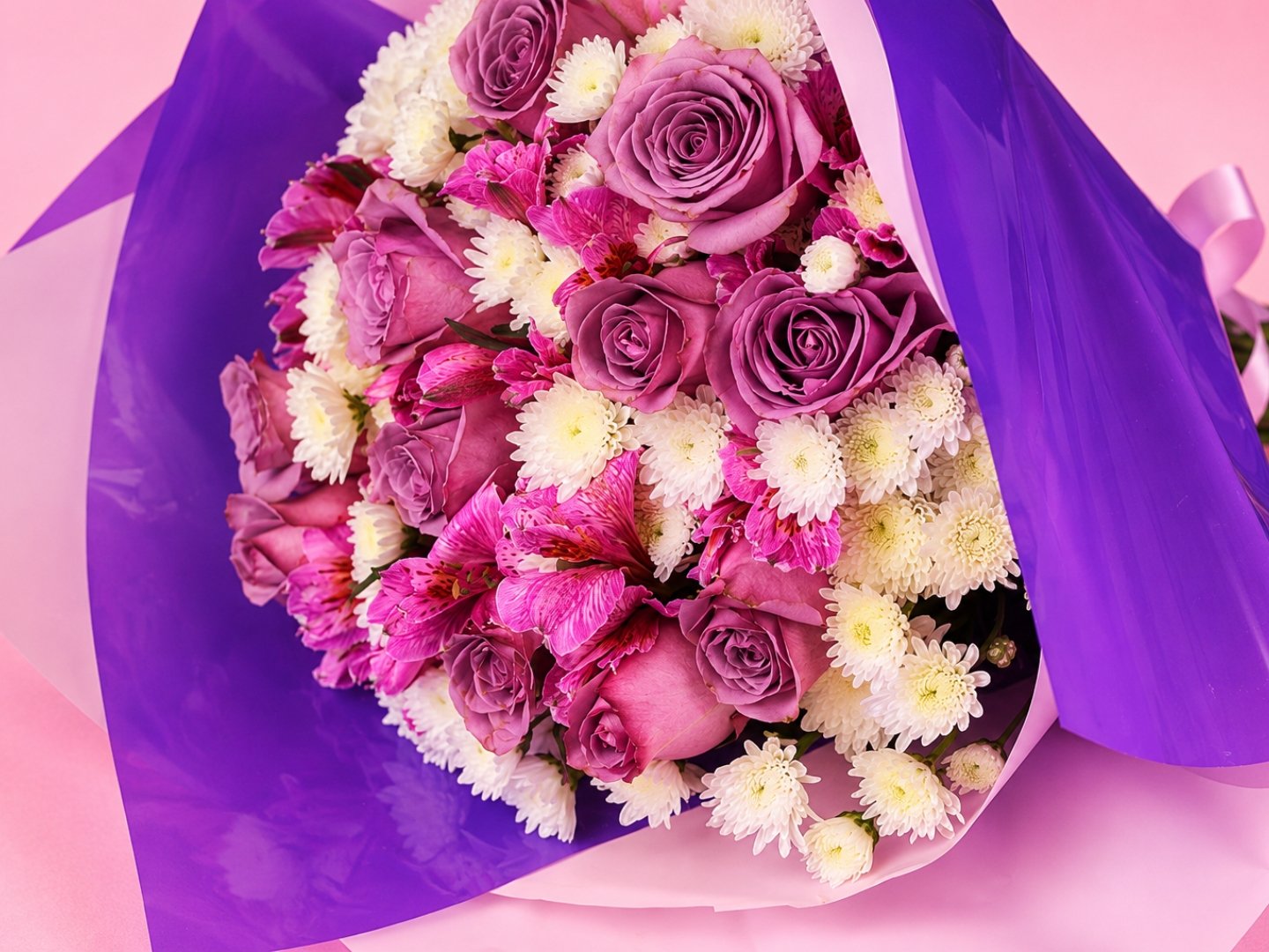 Ramo de 24 Rosas y Alstromerias Fucsia con Argentina