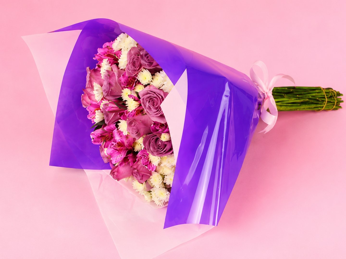 Ramo de 24 Rosas y Alstromerias Fucsia con Argentina