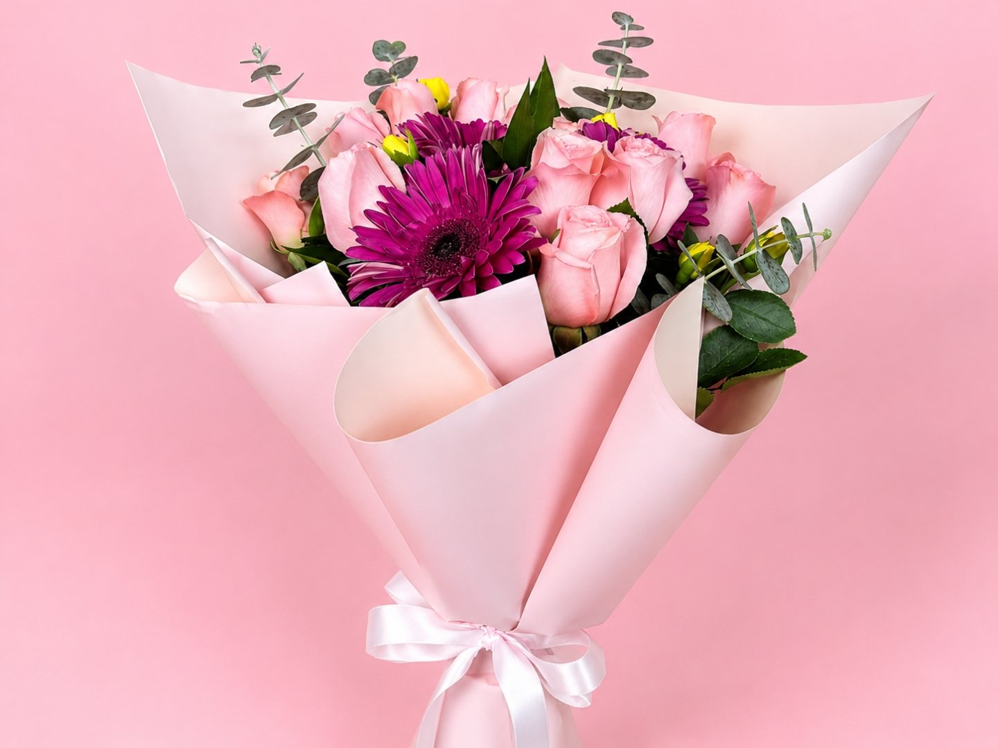 Ramo de 12 Rosas con Gerbera y mini rosa