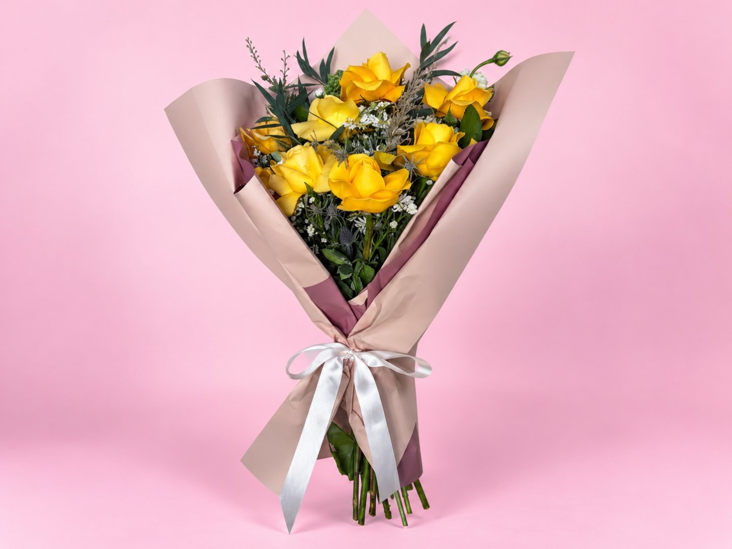 Ramo de 8 Rosas amarillas con un Licianthus Blanco