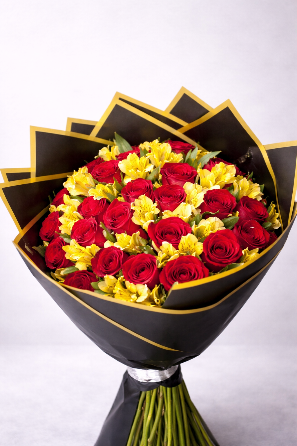 Ramo de 24 Rosas Rojas con Alstromelia Amarilla