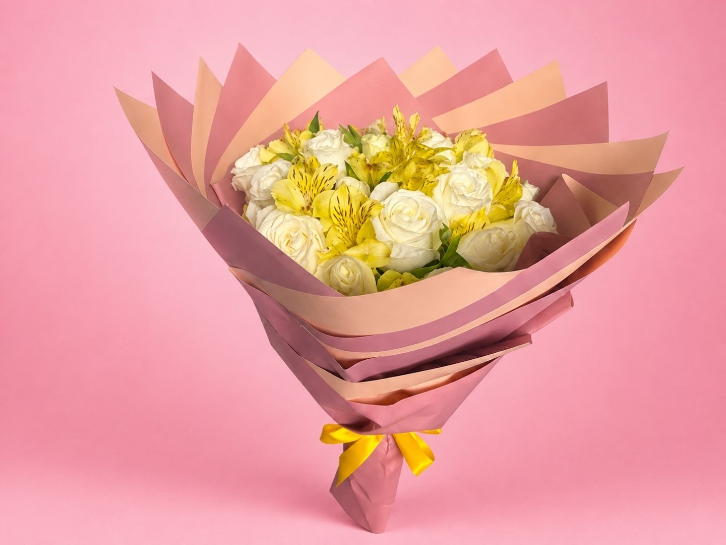 Ramo de 24 Rosas Blancas con Alstromelia Amarilla