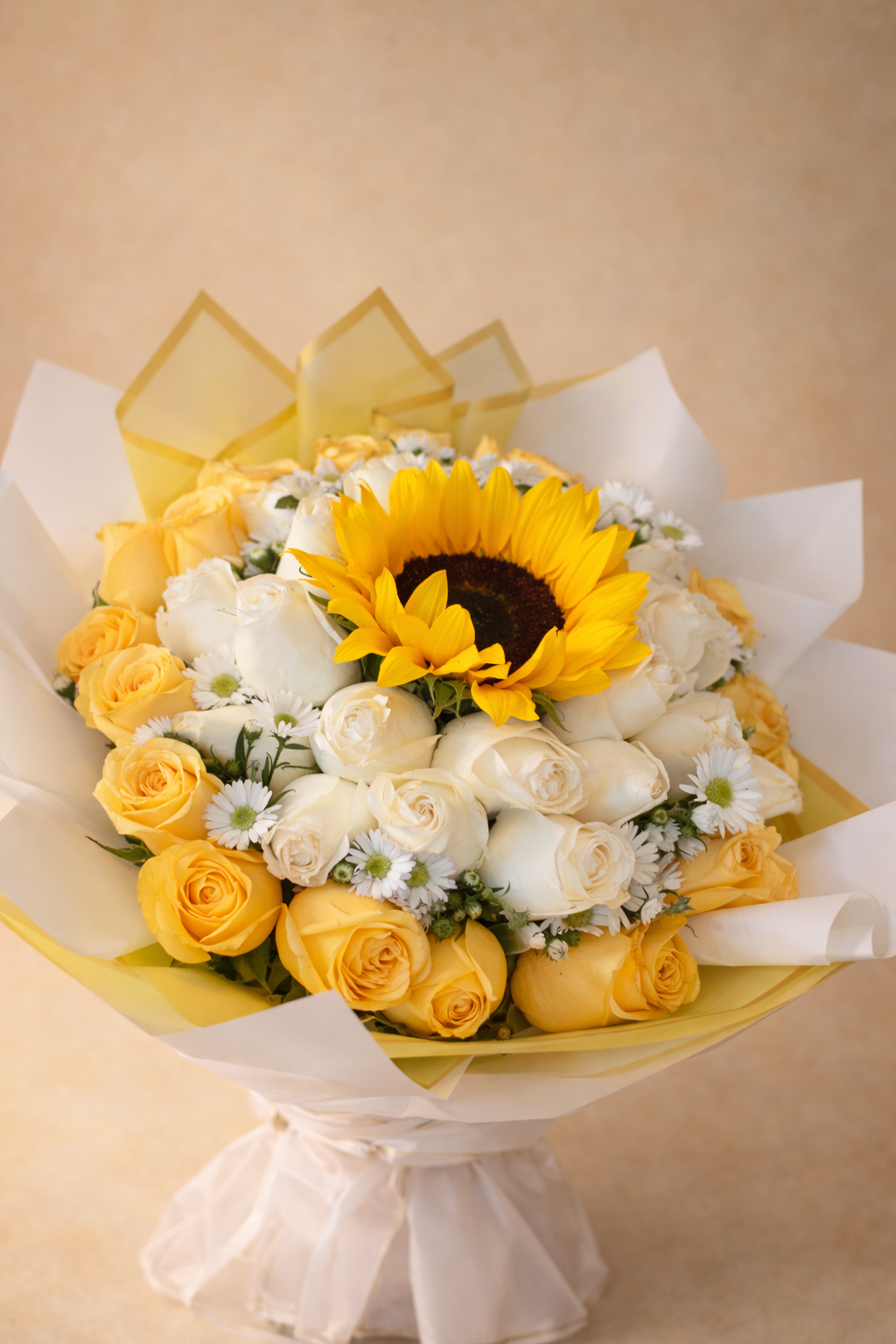 Ramo de 48 Rosas con 1 girasol