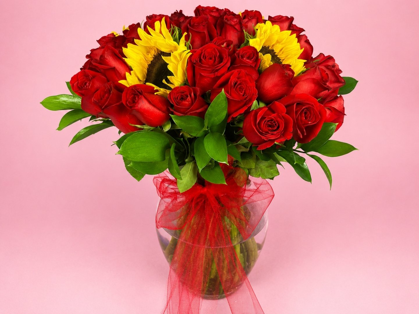 Jarrón con 50 Rosas Rojas y 4 Girasoles